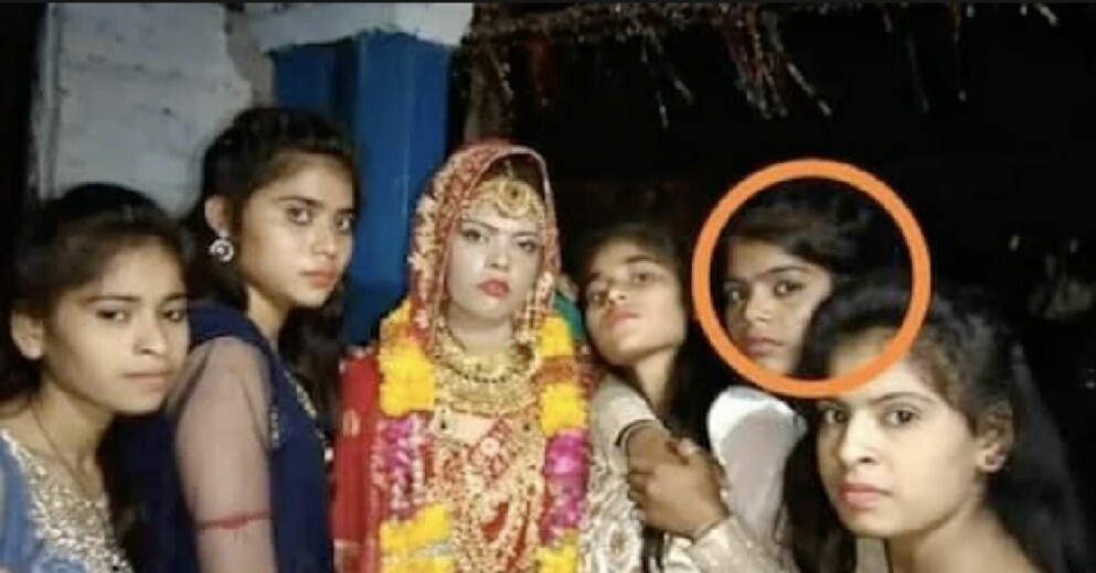 Bild tagen dagen innan bröllopet. Surbhis syster Nisha är inringad på bilden. Surbhi och Nisha