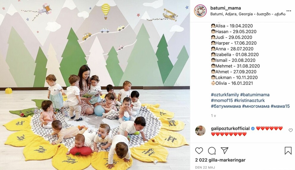 Kristina Ozturk leker med några av sina 21 barn. Maken stöttar med hjärt-emojis i chatten. Kristina Ozturk med familj