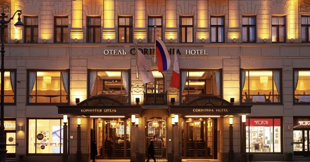 Utanför entrén av Corinthia Hotel. Corinthia Hotel