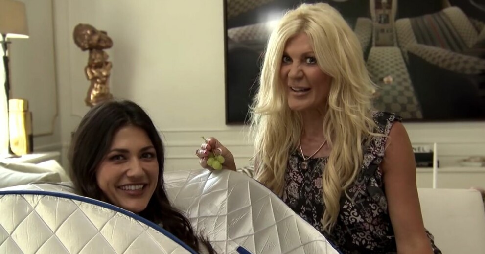 Sara och Maria hittade på mycket roligt i Svenska hollywoodfruar Sara Montazami, Maria Montazami