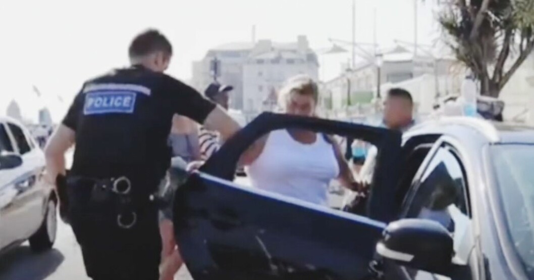 Polis tvingades krossa bilruta när hundar var inlåsta i en varm bil. Här konfronteras han av ägaren. Polis krossar bilruta