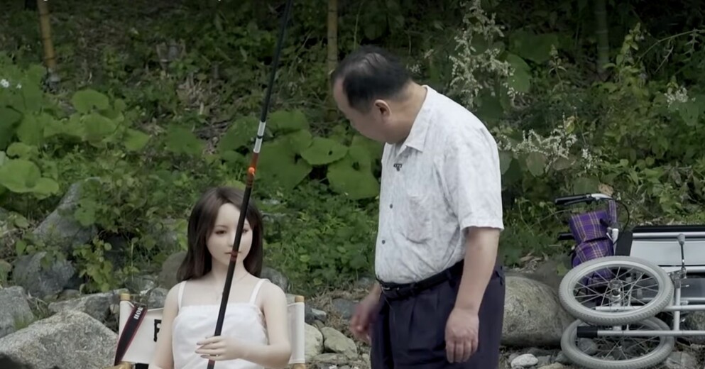 Senji Nakajima och Saori är ute och fiskar. Senji Nakajima och Saori