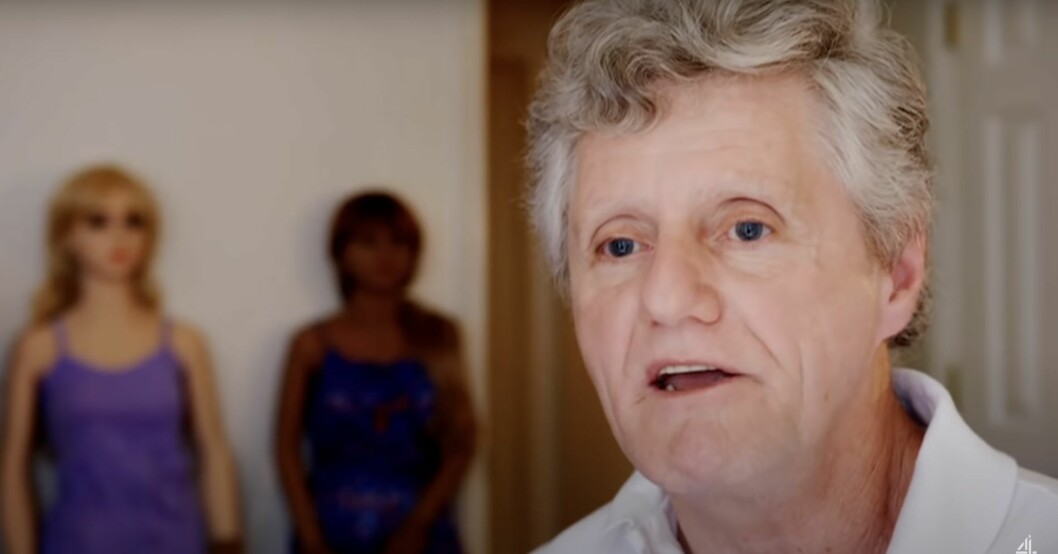James har sex med dockan April fyra gånger i veckan. James