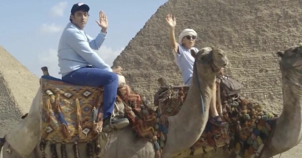 Mohamed Ahmed Ibriham och Iris Jones rider kamel. Bilden togs innan Iris inte kunde åka till Egypten på grund av hälsoskäl. Mohamed Ahmed Ibriham och Iris Jones