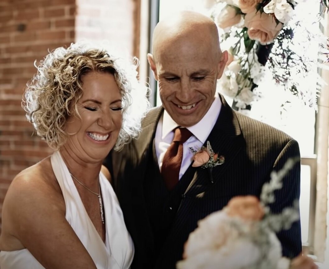 <span class="bold" data-lab-bold_desktop="bold">Lisa och Peter Marshall gifter sig för en andra gång. </span>