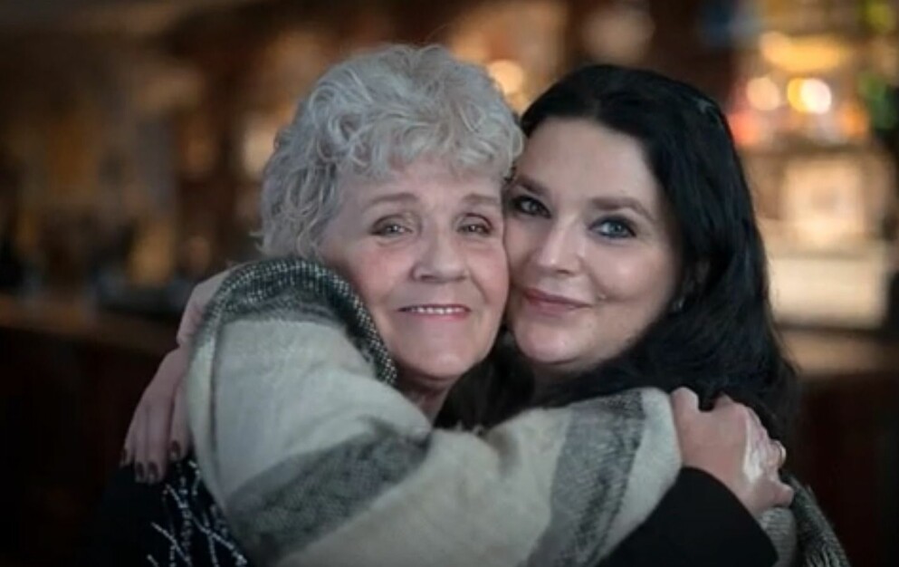 Dottern Lisa Philips, 51, och mamma Susan Atkins, 71.