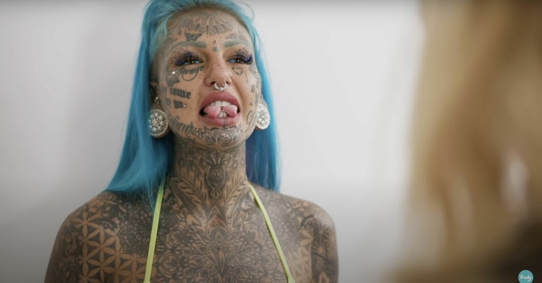 Amber, 26, har tatuerat ögonen och i stort sett hela kroppen. Hon har även klippt tungen på mitten. Amber