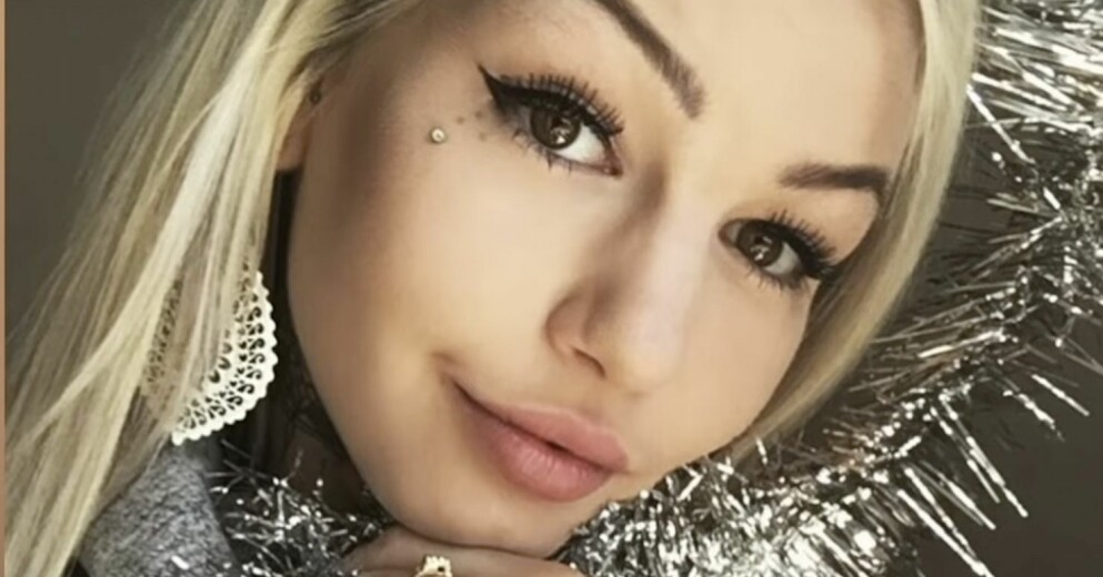 Amber började tatuera sig redan när hon var 16 år gammal. Tio år senare täcks hennes kropp till 98 procent av tatueringar. Amber