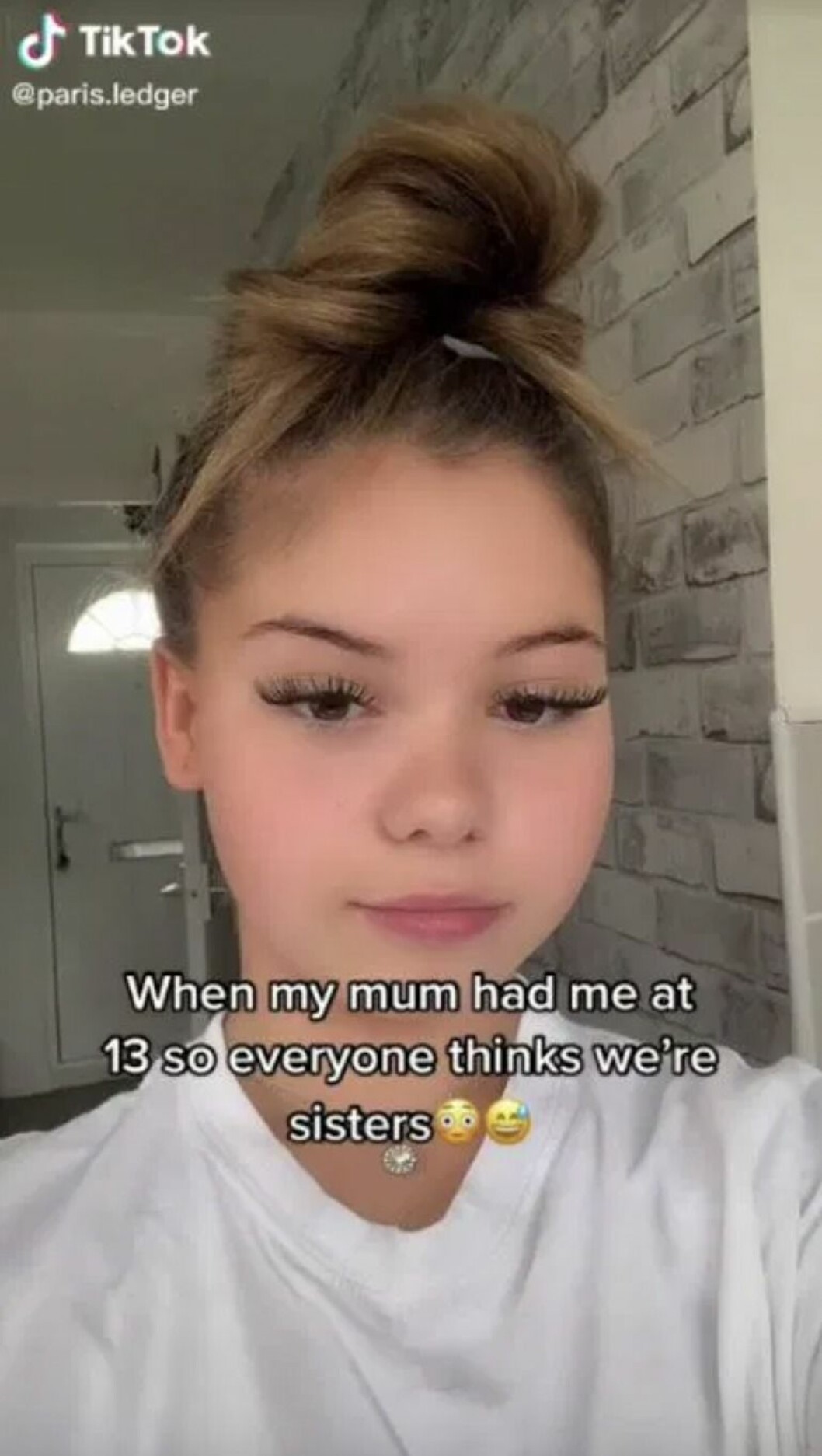 Paris Ledger från Storbritannien la upp ett klipp på TikTok som blev viralt. Varför? För hon och hennes mamma ser väldigt lika ut. En anledning kan vara att det endast är 13 års ålderskillnad mellan mor och dotter.