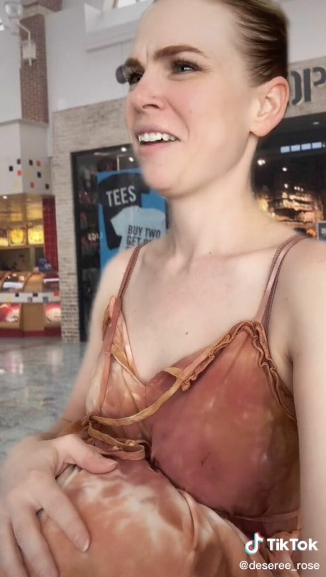 Deseree Rose återberättar historien på TikTok om hur en främling kom fram och sa att hon skulle adoptera hennes ofödda barn, till Deseree Roses stora förvåning.
