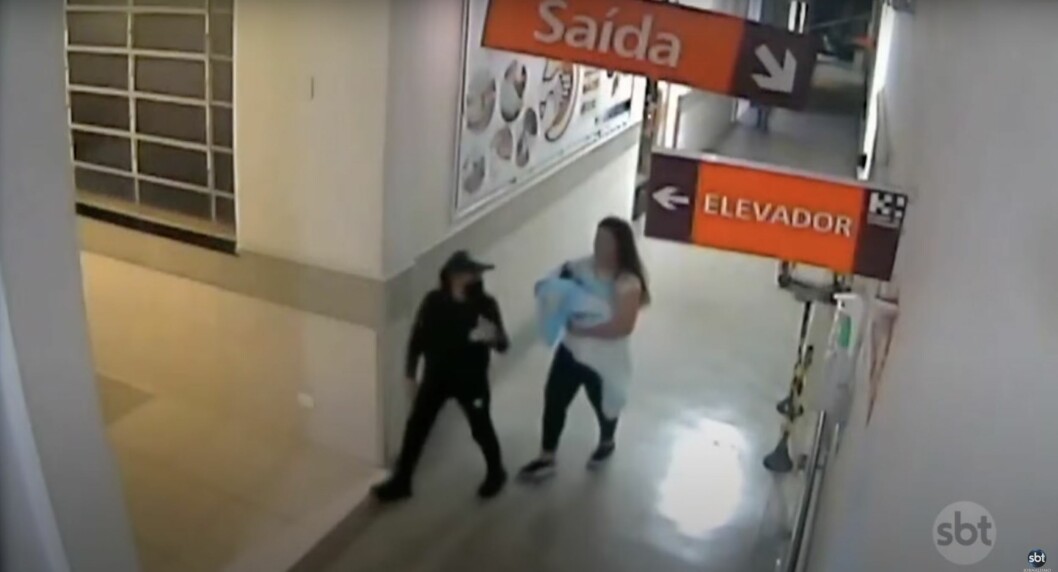 På sjukhuset kameror syns det hur 23-åringen försöker lämna platsen – med ett barn som inte är hennes i famnen.