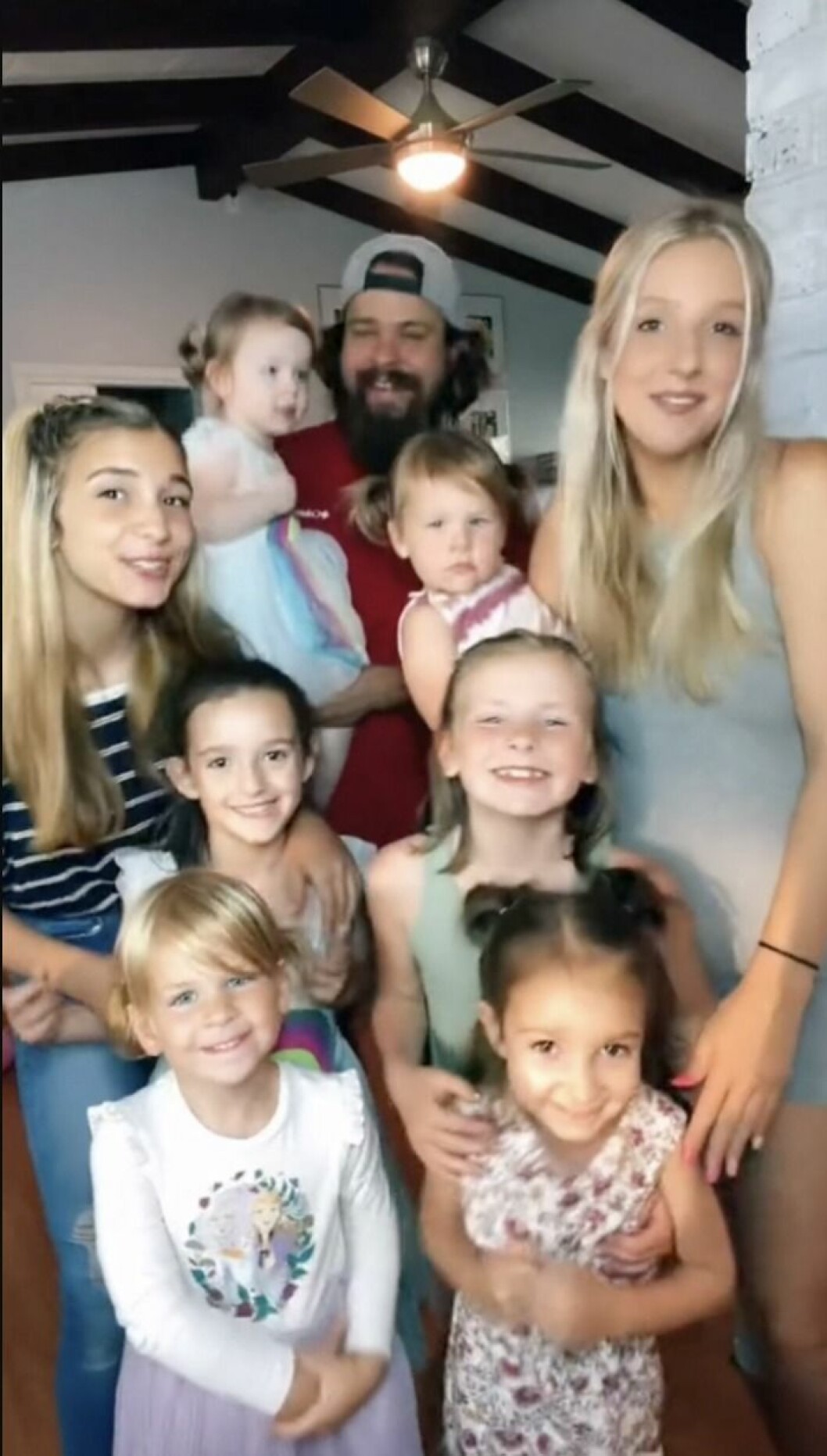 Mamma Heather med döttrarna Belle, Emmy, Hallie, Everly, Aila, Addison och Jordyn, samt maken.