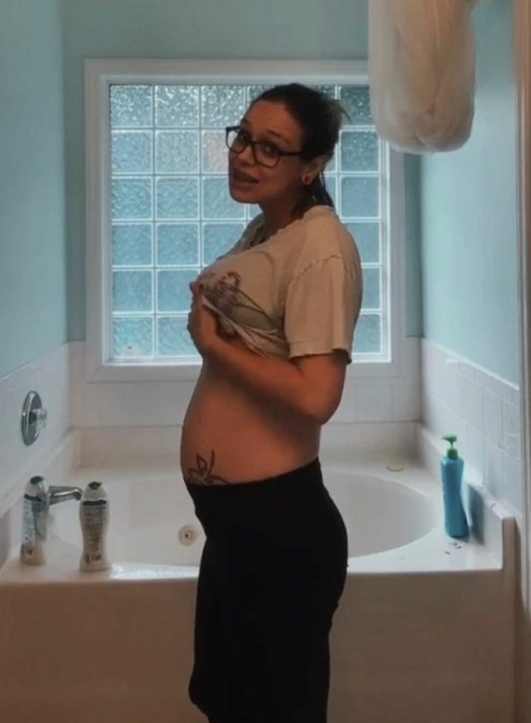”Vi jobbar på det”, skämtar mamman på TikTok.