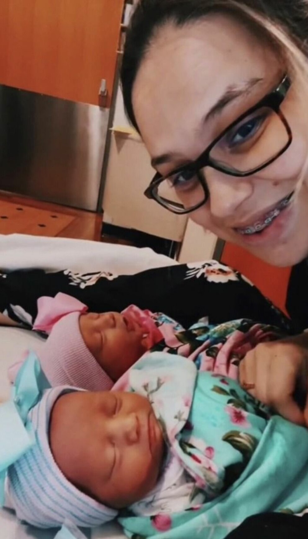 Becca och Joshua fick sina tvillingar. Två enäggstvillingar, där båda kom ut som flickor. En hemlighet Becca länge väntade med att berätta.