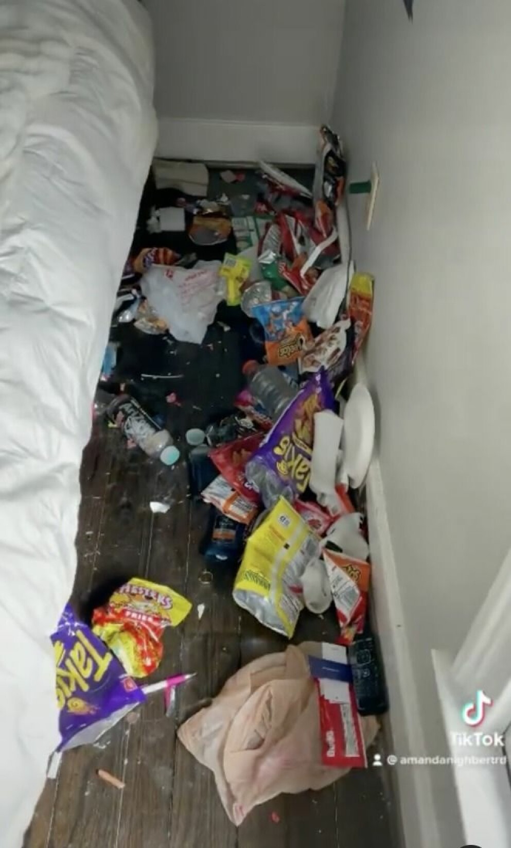Bakom sängen ligger en skräphög av chipspåsar, godis och läsk. Frågan är vad dietisten Amanda Nighbert tycker om sonens sötsug. Skräp bakom sängen