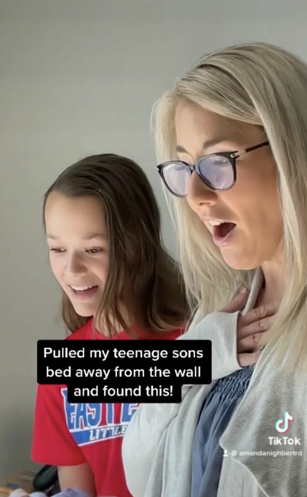 Amanda Nighbert drabbas av plötslig chock när hon upptäcker vad som finns bakom tonårssonens säng. Amanda Nighbert i chock