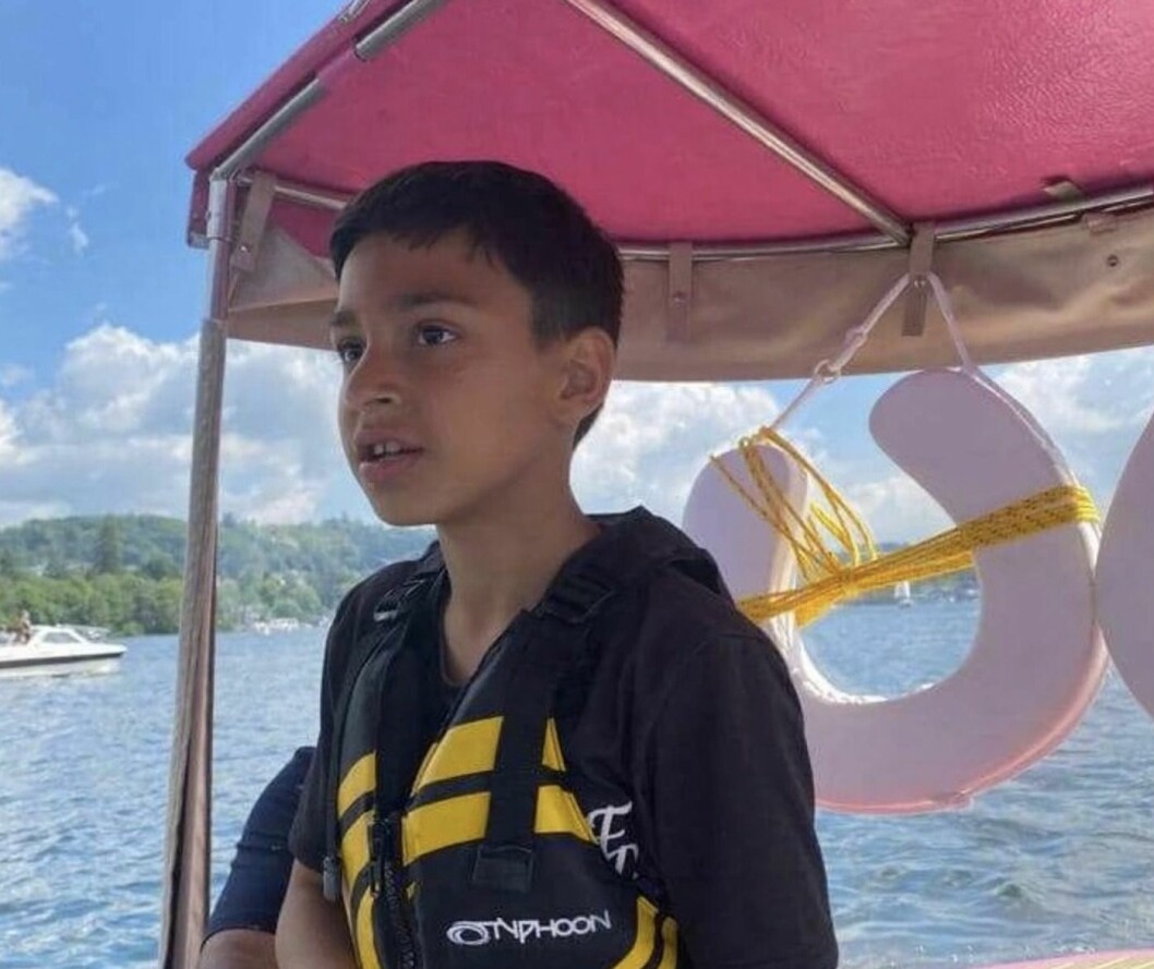 Rana Haris Ali, 9 år gammal. Enbart timmar innan tragedin fångades han på bild hur han styrde en båt på sjön.