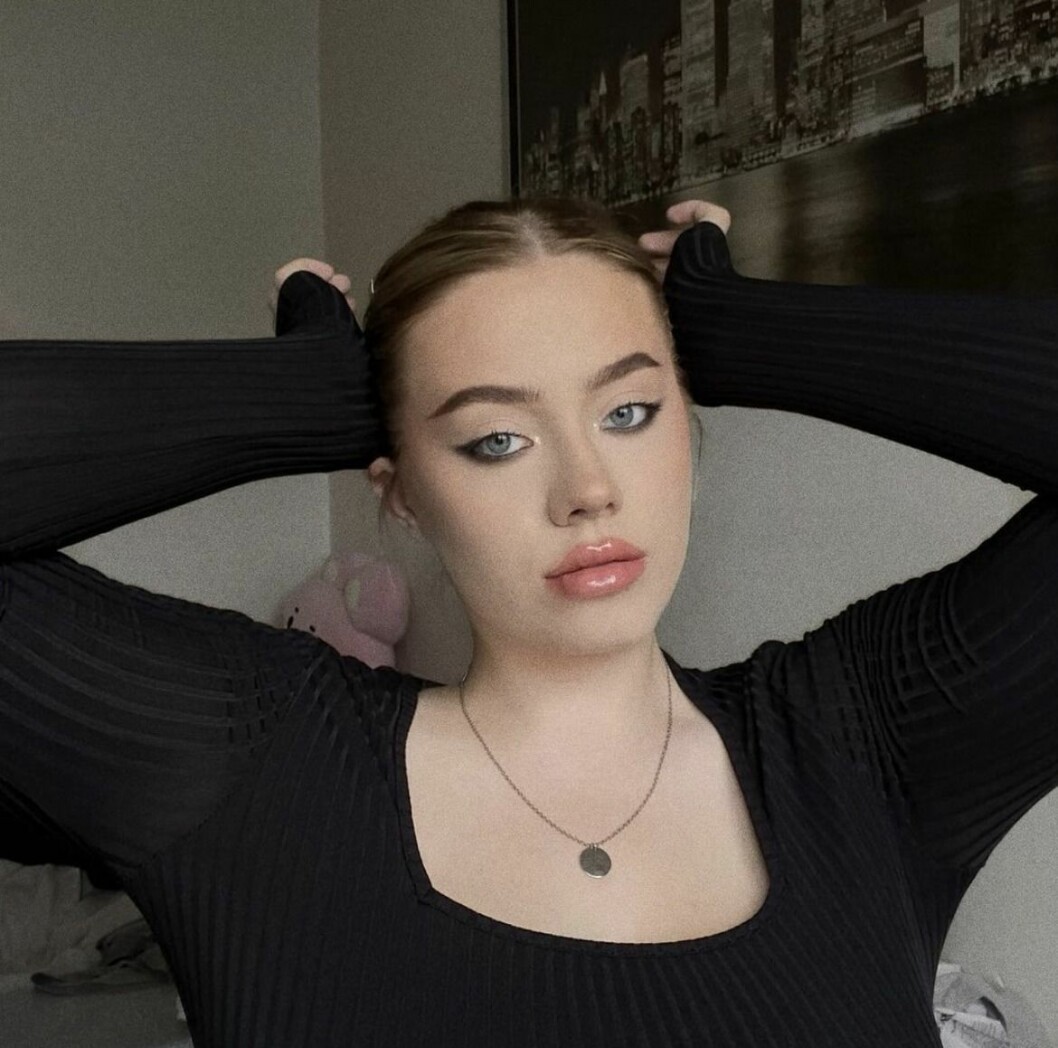Eftersom Esme Clemson är under 21 får hon inte genomföra en operation enligt de brittiska läkarna.