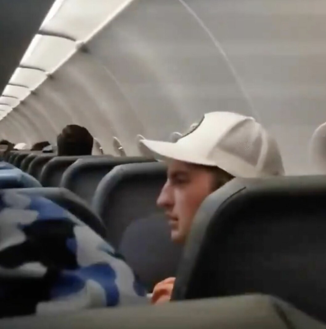 22-åringen misstänks ha sexuellt trakasserat flygvärdinnor under resan.