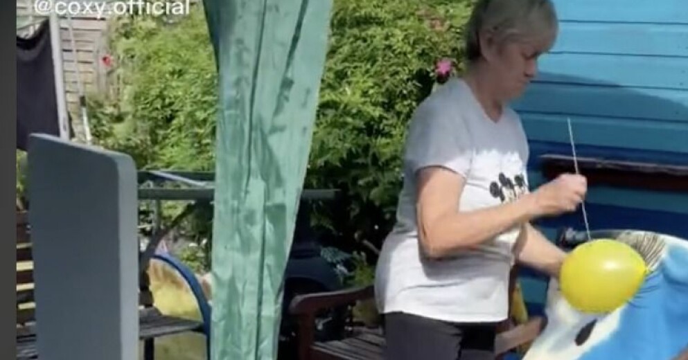 Mamman blev så upprörd när inga vänner kom. I ren ilska tog hon fram ett nålliknande föremål och började spräcka ballongerna som hon blåst upp. Mamman spräcker ballong