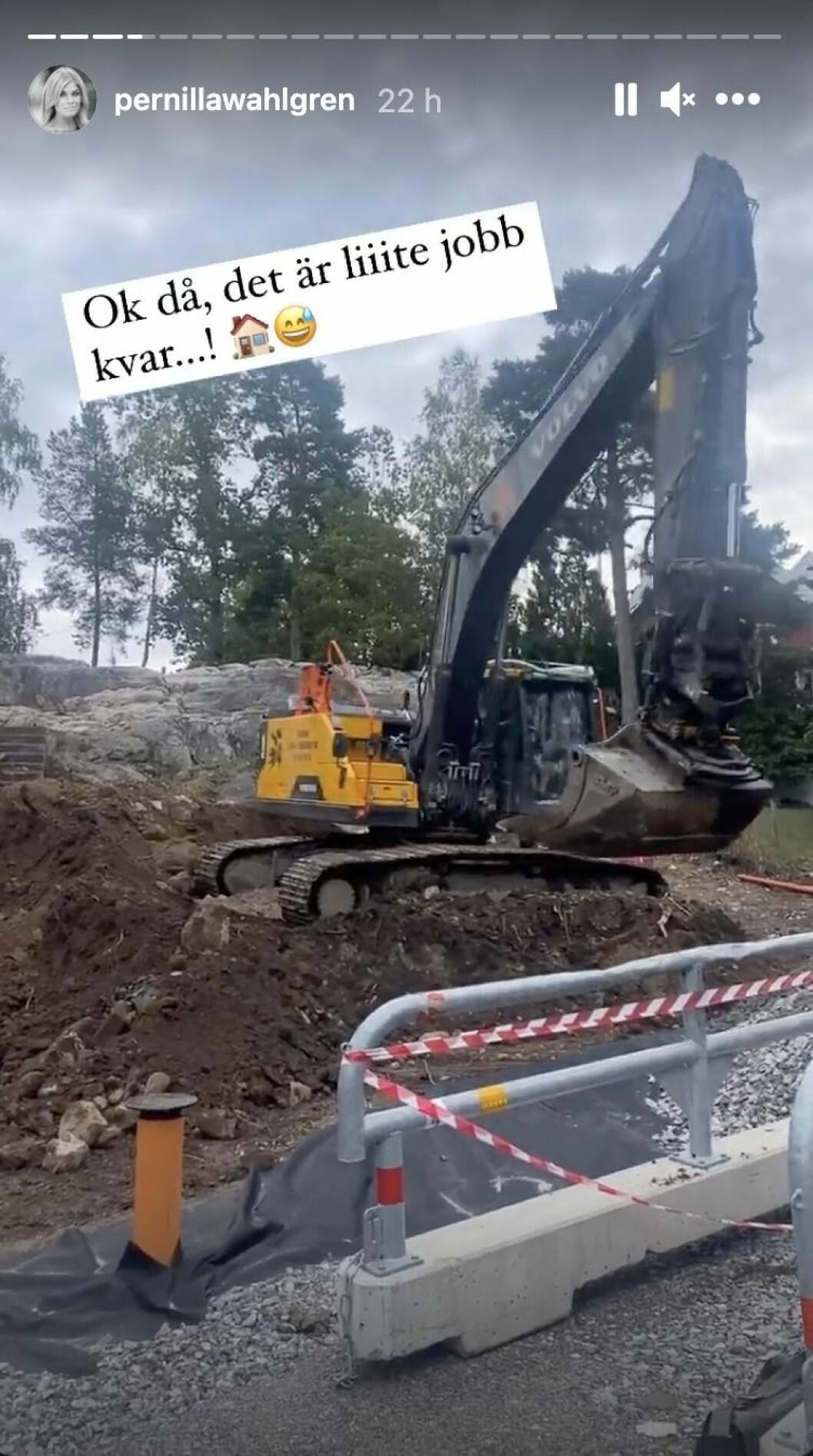 Pernilla Wahlgren delar husbygget på instastory.