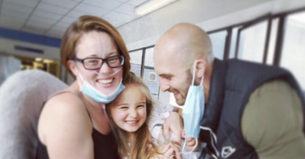 Brogan Williams fick 2019 veta att hon drabbats av allvarlig bröstcancer. Efter flera tuffa månader så var hon äntligen på bättringsvägen. Sen kom cancern tillbaka. Här är hon med dottern Freya och maken Garreth Williams. Brogan Williams, Freya och Gareth Williams