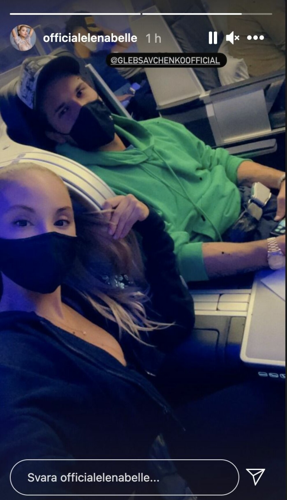 Här syns Elena och Gleb sitta på ett flygplan tillsammans.