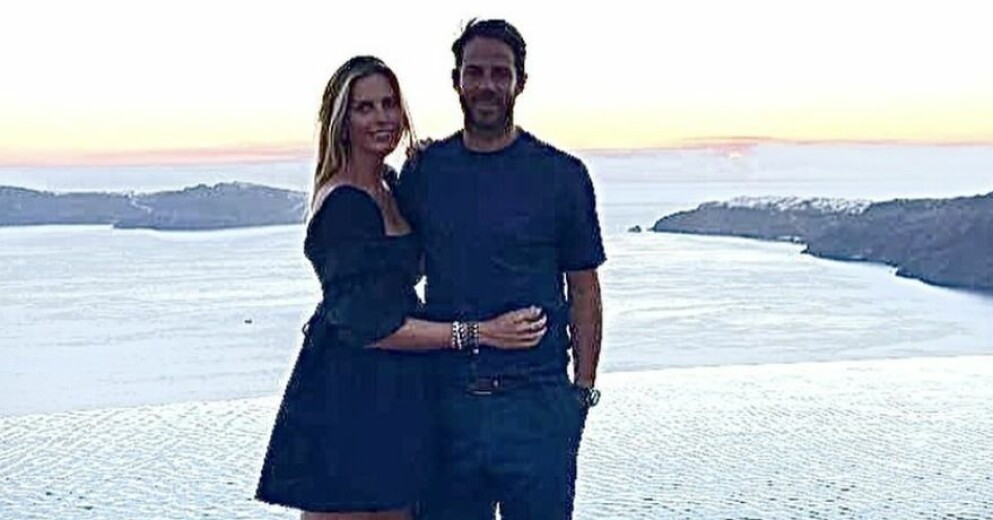 <span class=" italic" data-lab-italic_desktop="italic">Frida och Jamie på Santorini i Grekland. Foto: privat</span>