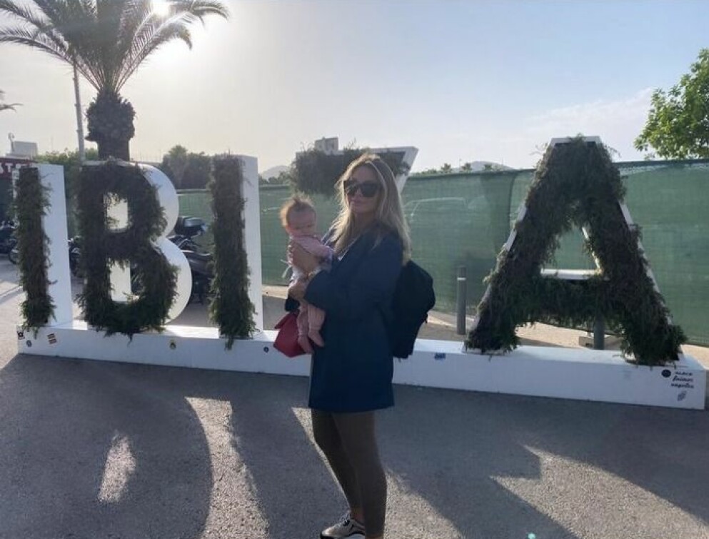 Carolina Gynning och yngsta dottern på Ibiza