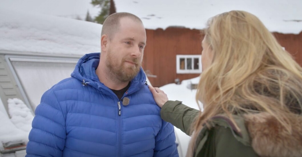 Johan bävar för att Kronofogden ska ta huset ifrån honom. Johan bävar för att Kronofogden ska ta huset ifrån honom.