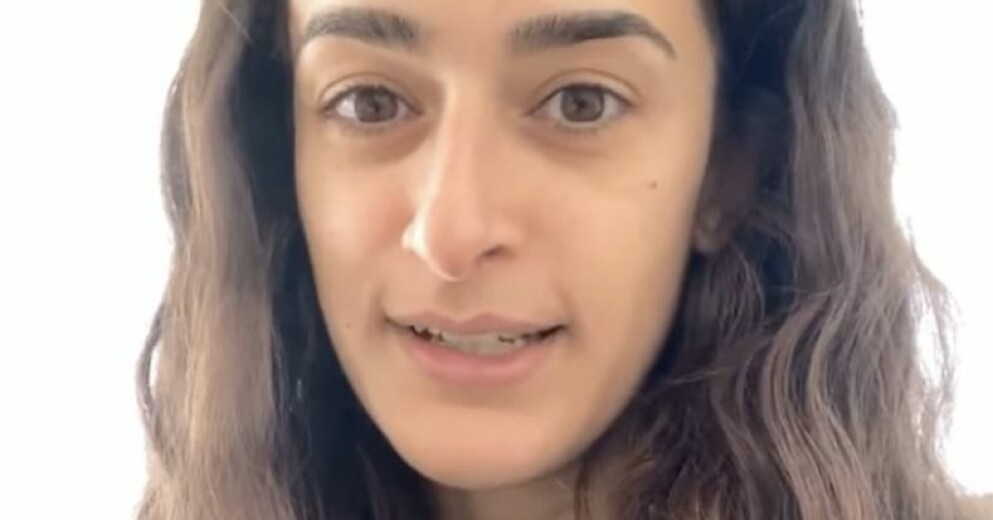 Selma Gamaleldin publicerade en video på Facebook där hon gav sin syn på händelsen. Enligt henne beslutade skolledningen att sparka henne när hon vägrade att lyda deras krav. Selma Gamaleldin