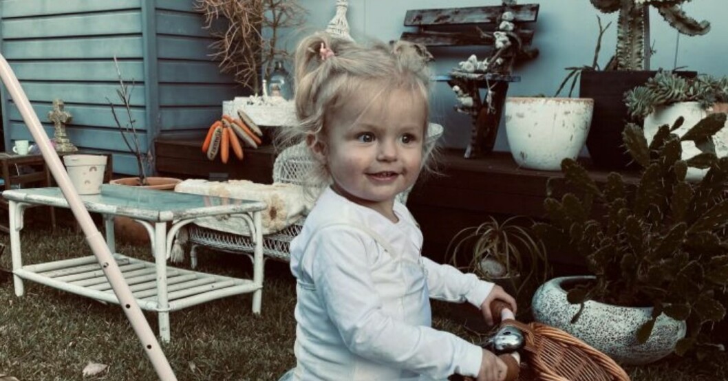 Peachy, 1, förlorade sin pappa Joel i cancer förra året. Nu har hon själv drabbat av sjukdomen och mamma Brooke Bretherton är helt förkrossad. ”Vi försöker att inte jämföra händelserna med varandra”, säger hon till 7News Australia. Peachy