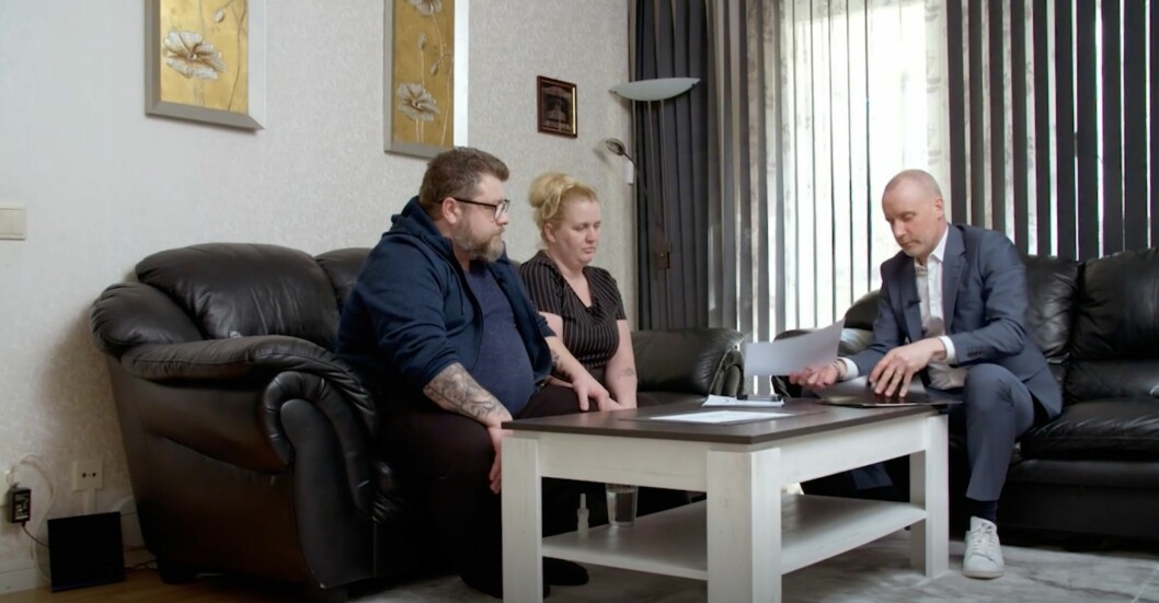 <strong>Selmin och Amela läxas upp av Magnus Hedberg i Lyxfällan. De har shoppat för nästan 300 000 på bara ett år.</strong> Selmin och Amela läxas upp av Magnus Hedberg i Lyxfällan. De har shoppat för nästan 300 000 på bara ett år.