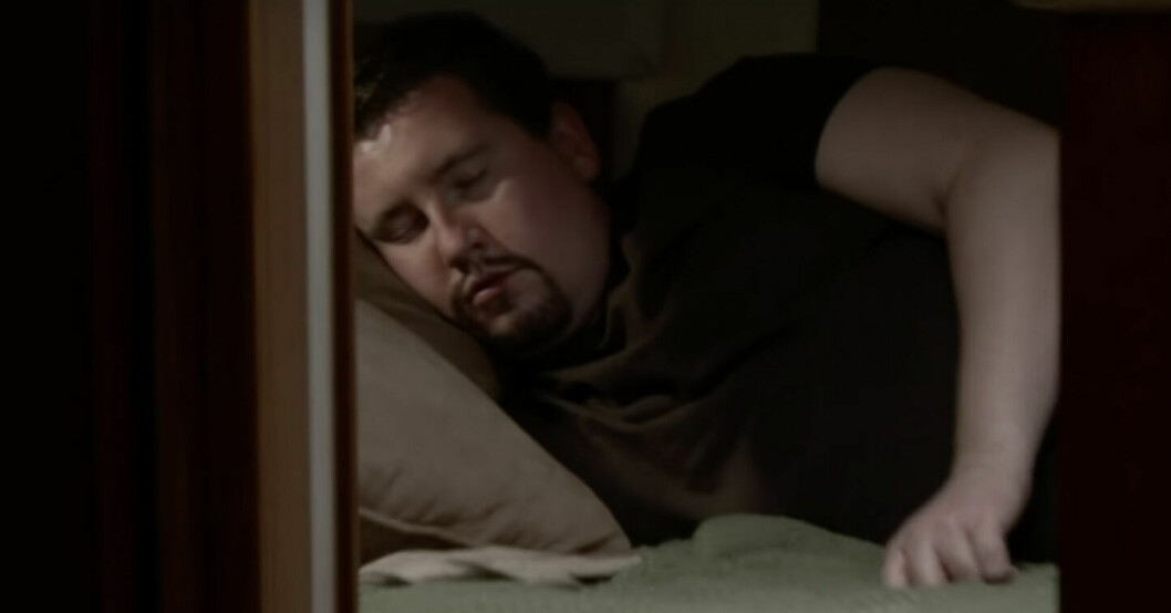 Matt sov så djupt att han inte hörde Christinas rop på hjälp. Först senare vaknade han och kunde assistera sin fru. Bilden är från en konstruerad bild av händelseförloppet. Matt
