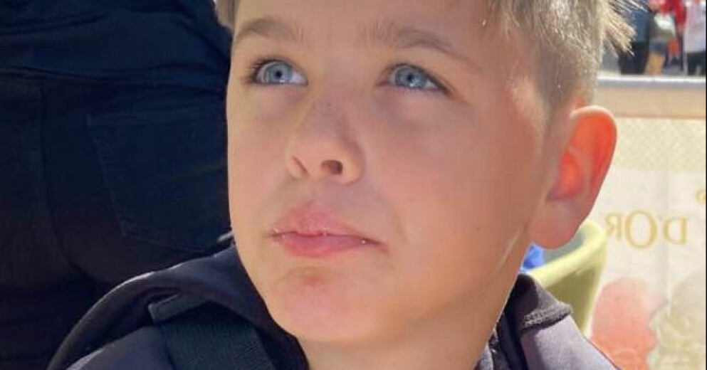 Jayden Barret skickades ut från klassrummet. Han hade brutit mot skolans policy och klippt sig för kort. Nu rasar hans farmor Judith McGonnell mot beslutet. Jayden Barrett