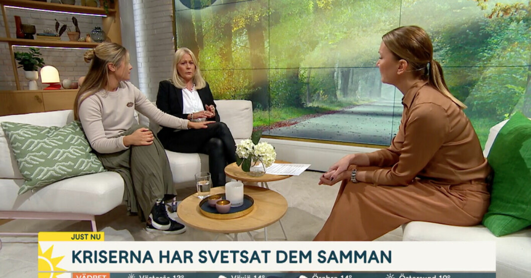 Julia la en stöttande hand på Ninas lår. NYHETSMORGON