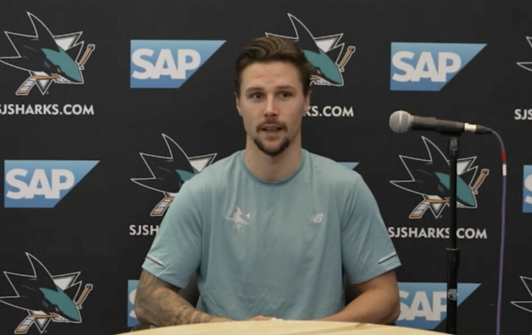 "Jag har en bra frisör här i San Jose, så jag gick till honom och sa: ”Du kan klippa av skiten.” Jag kände att det var dags bara efter alla åren med det långa håret", sa ishockeyspelaren till SportExpressen.