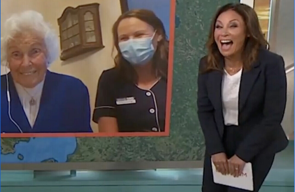 <span class=" italic" data-lab-italic_desktop="italic">Tilde de Paula Eby brister ut i gapskratt efter Inga-Britts fräcka ord till Axel. FOTO: TV4</span>