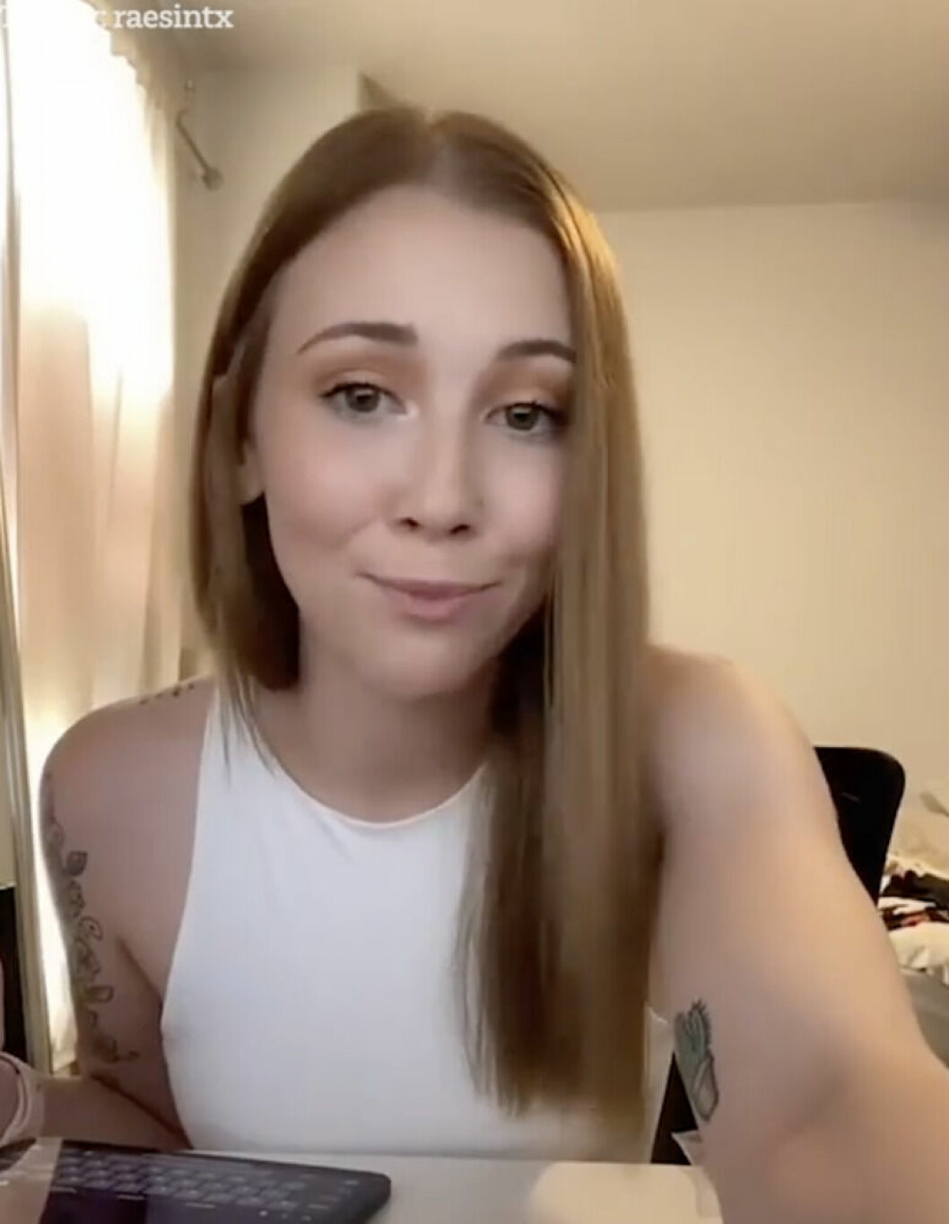 22-åringen berättar om sin udda relation med maken. Hon ligger med andra män – för att han ber om det.