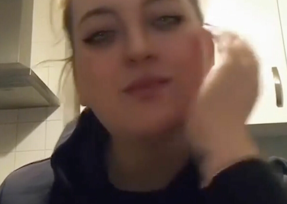 Pojkvännen hade varit otrogen med hennes mamma, påstår hon i TikTok-videon. ”Jag konfronterade honom med bilderna och meddelandena. Han erkände allting på en gång.”