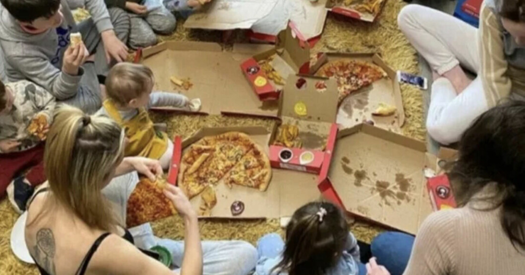När familjen beställer pizza kommer det många kartonger. Längst till vänster kan man se ett av barnen riva av en bit som ser ut att vara en Vesuvio. Familjen äter pizza