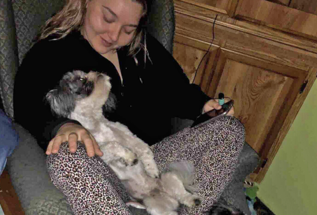 Laiha Slayton, 20, med sin hund.