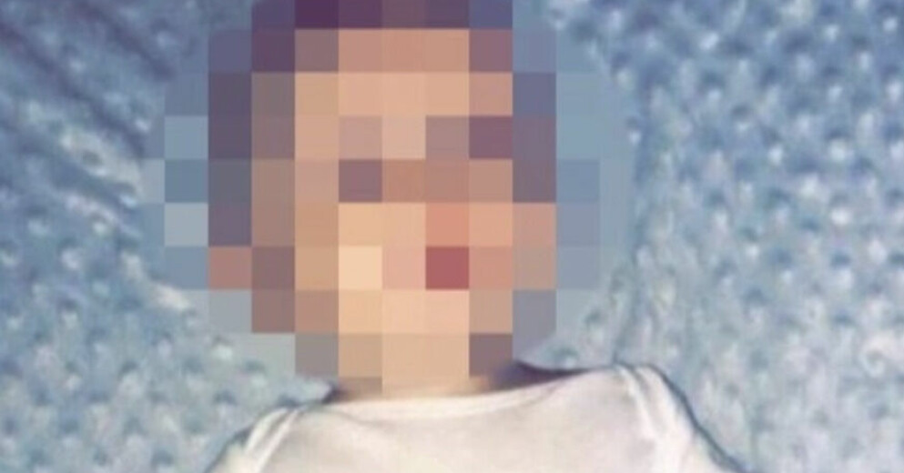 En mamma publicerade en bild på sin nyfödda son. På sonens tröja stod ett meddelande riktat till barnets pappa: ”Grattis på fars dag till min pappa som lämnade mig för en 16-åring”. Bebis