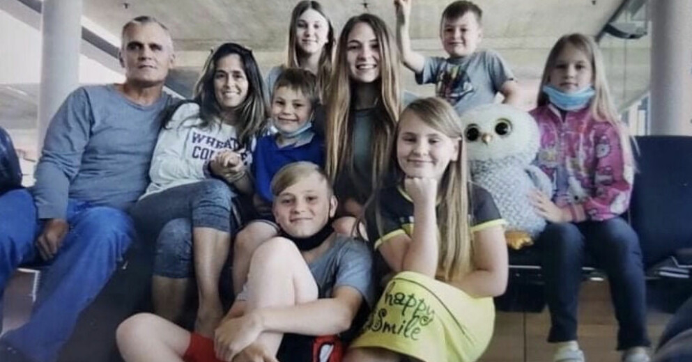 Familjen Torppey från New Jersey adopterade sju barn från Ukraina. Då hade de redan sex biologiska barn sedan tidigare. Storfamiljen försöker nu anpassa sig till det nya livet. Familjen Torppey