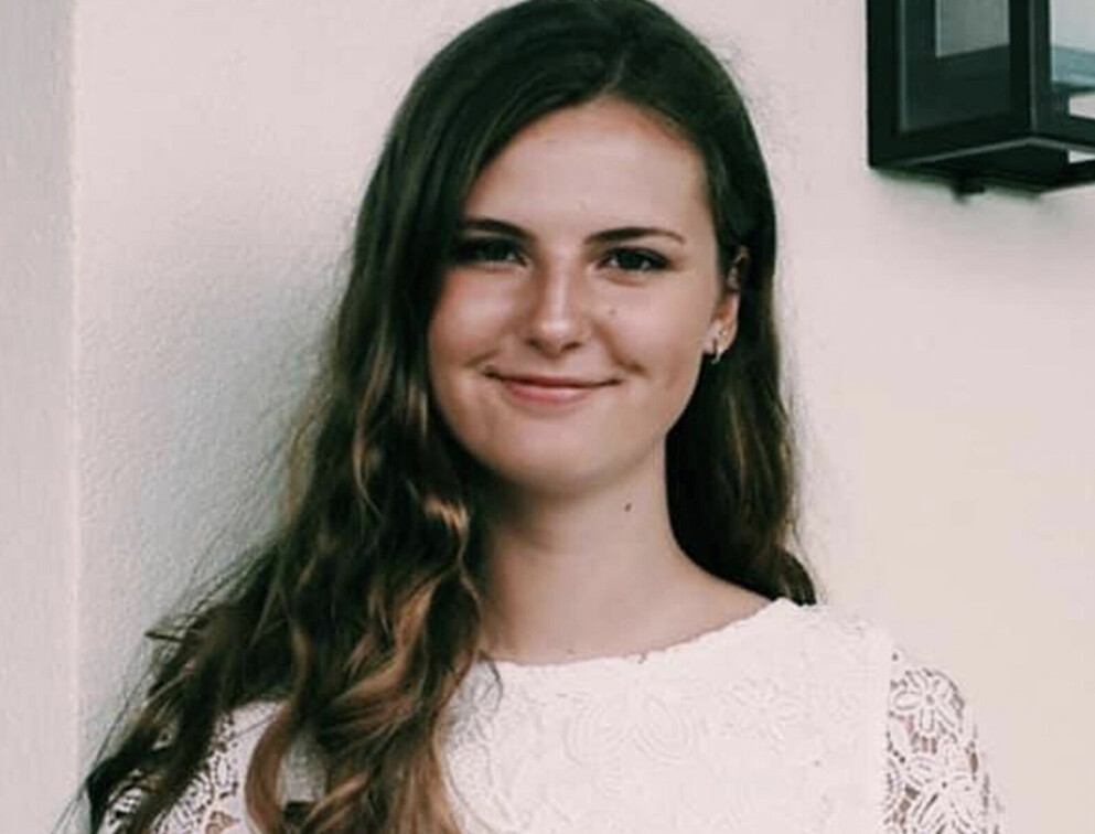Gick över en väg med en vän – blev påkörd av en bil. Föraren smet från plasten. 20-åringen överlevde inte.