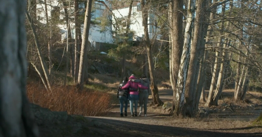 Hanna stöttas av sina vänner Pernilla Wahlgren och Sofia Wistam. PERNILLA WAHLGREN, HANNA HEDLUND, SOFIA WISTAM