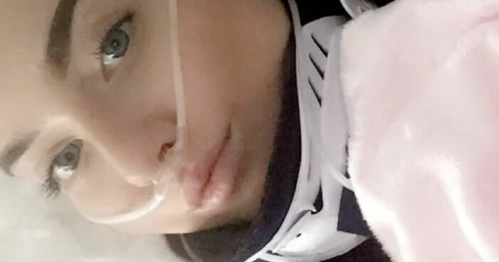 Emily Holliday, 20, var 17 år gammal när en vän till henne kastade henne över en bro. Hon föll 7,5 meter mot marken och kan inte längre gå. Nu har hon blivit viral på TikTok efter att ha delat med sig av berättelsen. Emily Holliday