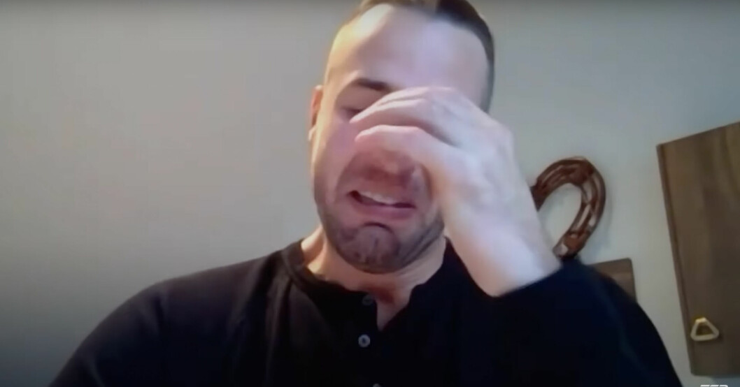Kyle Beach bryter ihop under intervjun med TSN. ”Jag tror att alla i omklädningsrummet kände till det här med tanke på kommentarerna som fälldes både på isen och utanför rinken”, säger han. Kyle Beach