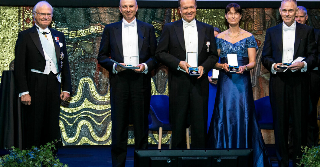 <span class=" bold" data-lab-bold_desktop="bold">Kungen med guldmedaljörerna Mikael Dolsten, Lars Börjesson, Sara Mazur och Sverker Sörlin. FOTO: Claudio Bresciani/TT</span>