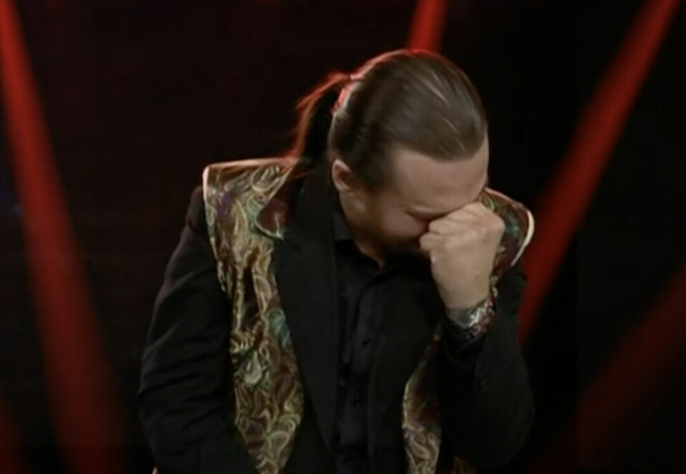 Fredrik bryter ihop på scenen. Fredrik Lundman bryter ihop mitt på scenen